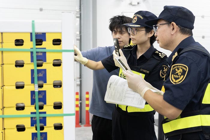 关员对进口车厘子进行监管